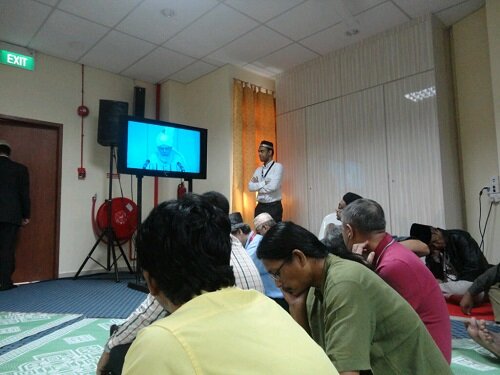 Jemaah yang mesti rela menyimak khuthah Khalifah melalui layar televisi. (Foto: Ahmad Luthfie)