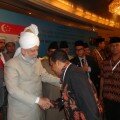 Bupati Wonosobo Abdul Kholik Arif disalami Khalifah Hadhrat Mirza Masroor Ahmad (krjogja.com)