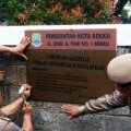 CITY officials hang a sign on the Ahmadiyah mosque that reads “a ban on the activities of the Ahmadiyah community in the city of Bekasi”. Photo credit: Antara