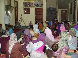 Shiites having a prayer discussion in Bandung, West Java. (JG Photo/Yuli Krisna)