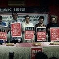 Foto by DMXX. Caption TribunNews: Tokoh lintas agama perwakilan HKBP Philadelphia Pendeta Palty Panjaitan, Jamaah Ahmadiyah Indonesia Maulana Zafrullah Pontoh, Ketua Dewan Syura Ijabi-Syiah Jallaludin Rakhmat, Forum Masyarakat Kristiani Indonesia Jerry Rumahtalu, dan Ketua Persatuan Gereja Indonesia Pendeta Phil Erari (kanan-kiri) mengangkat poster anti ISIS dalam konferensi pers penolakan kehadiran ISIS di Indonesia, Senin (4/8/2014). Keberadaan ISIS di Timur Tengah mulai menyebar ke Indonesia dengan beredarnya video pernyataan dukungan terhadap ISIS oleh orang Indonesia di media sosial.(TRIBUNNEWS/DANY PERMANA)