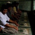 Jamaah Ahmadiyah DIY sedang menunaikan ibadah sholat di Masjid Fadhli Umar, Senin (7/2/2011)