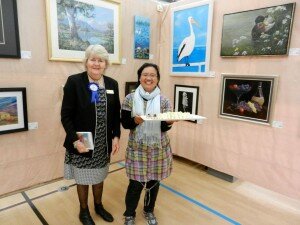 Rosnida Sari membantu ibu lokalnya Barbara di Adelaide mengumpuilkan dana bagi kegiatan sosial. (Istimewa)